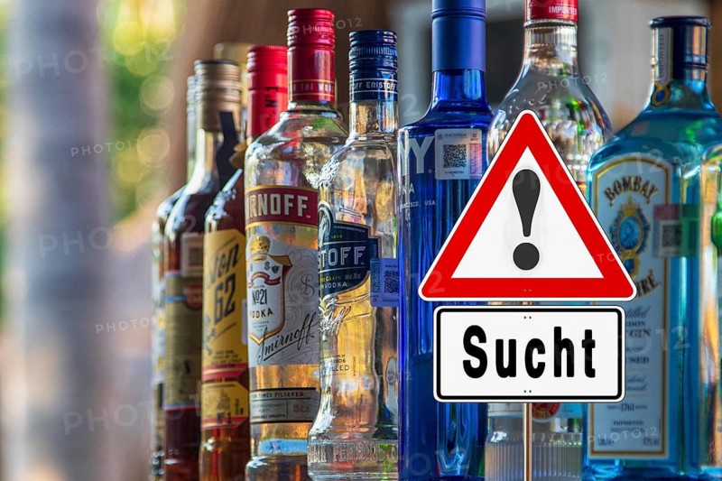 Symbolic image, warning sign for alcohol addiction, danger of addiction, alcohol abuse, health warning, alcoholic beverages, bar, alcoholic drinks, youth protection, legal drug, alcohol withdrawal
