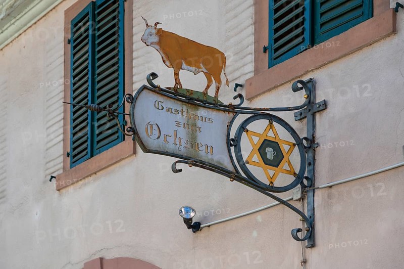 Nose sign with ox figure at the Gasthaus zum Ochsen, Hauptstraße 51, Riegel am Kaiserstuhl, Baden-Württemberg, Germany, Europe
