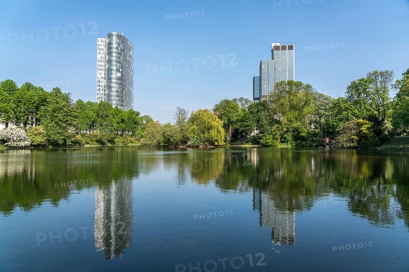 Schwanenspiegel pond, Gap 15 office building and LVA main building, state capital Düsseldorf, North Rhine-Westphalia, Germany, Europe