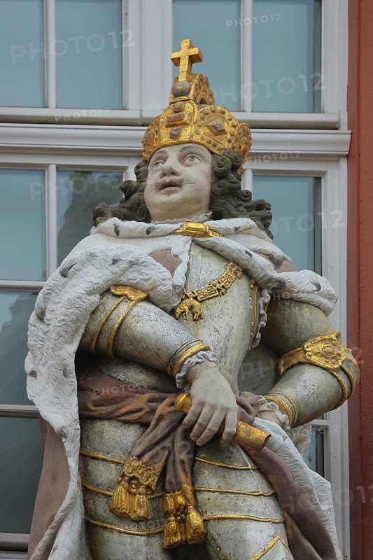 Sculpture of a Roman emperor with golden crown and cross, golden, view, detail, ancient king, Zum Römischen Kaiser, Gutenberg-Museum, Liebfrauenplatz, Altstadt, Mainz, Rhine-Hesse region, Rhineland-Palatinate, Germany, Europe