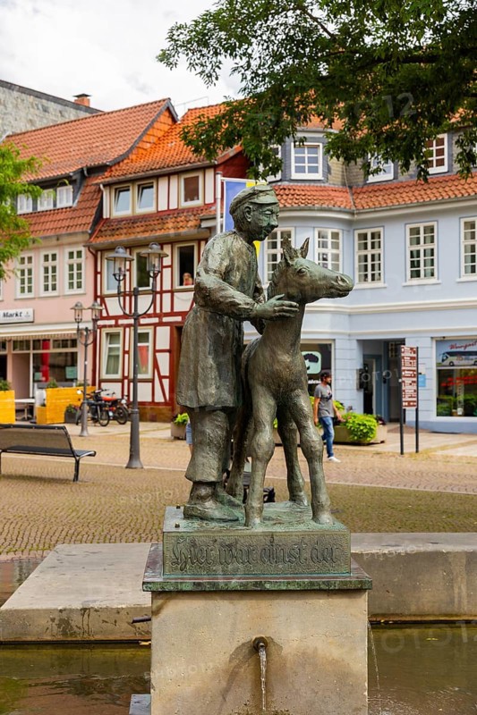 Duderstadt is a town and independent municipality in the district of Göttingen in south-east Lower Saxony. The predominantly medieval townscape is characterised by around 600 town houses in various styles - mainly half-timbered houses. Fountain, Pferdemarktplatz, Herbert Blaschke, 1969, Duderstadt, Duderstadt, Lower Saxony, Germany, Europe