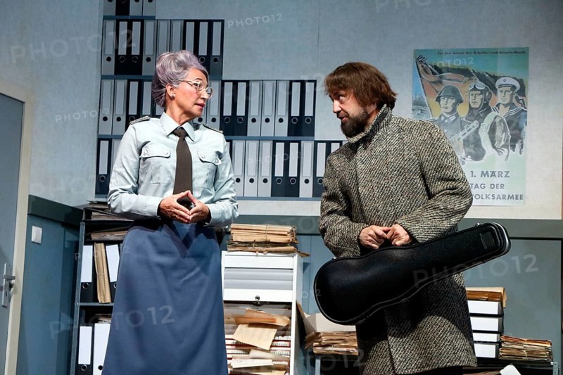 Caroline Beil and citizen Lars Dietrich at the photo rehearsal on Stasi, stress and stumbling blocks at the Schlossparktheater Berlin on 4 September 2024