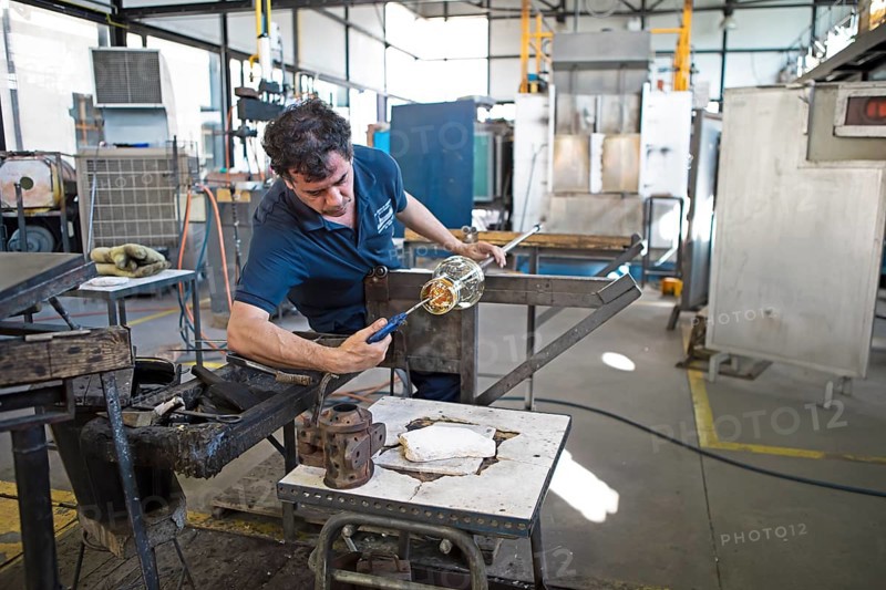 Glassblower, 46 years old, at work, Royal Glass Factory La Granja de San Ildefonso, Province of Segovia, Castile and Leon, Spain, Europe