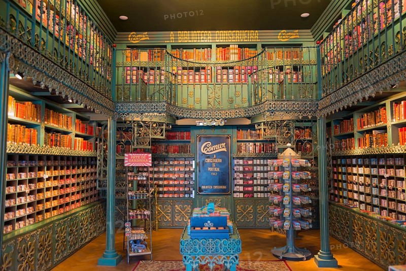 A cosy shop with high shelves full of books and unique decoration in a nostalgic, rustic style, sardine tins, tinned sardines, Óbidos, Obidos, Oeste, Centro, Estremadura, Portugal, Europe