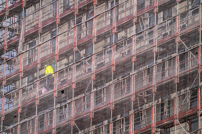 Construction workers on building sites in the east of Hafencity Hamburg, office building, new district on the Elbe, on the site of the former free harbour, residential units for 14, 000 people, 3, 000 hotel beds, 45, 000 jobs, Hamburg, Germany, will be built here by the 2030s, Europe
