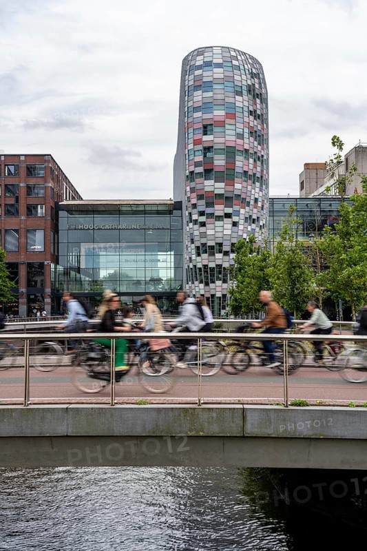 Central cycle path on the Vredenburgviaduct, at the Hoog Catharijne shopping centre, behind Utrecht Centraal station, in the city centre of Utrecht, heavy traffic, Netherlands