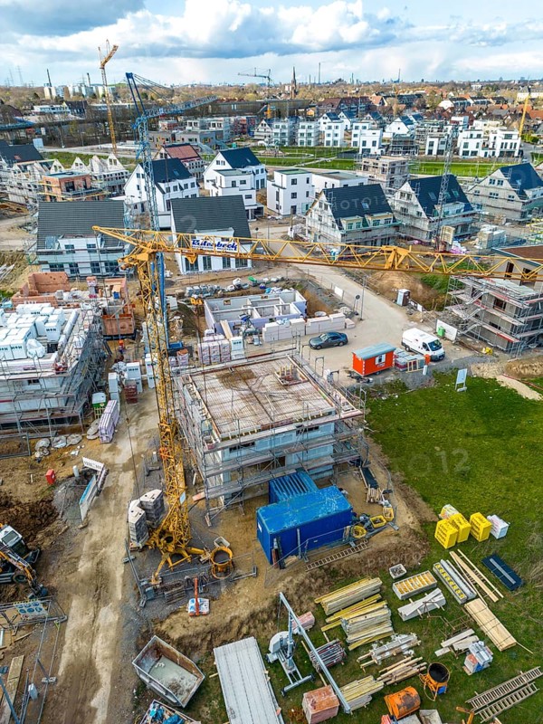 New-build neighbourhood, around 140 detached and semi-detached houses being built in the south of Duisburg, various developers, shells, construction work, North Rhine-Westphalia, Germany, Europe