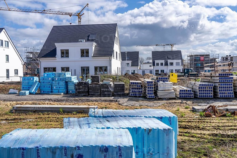 New development district, around 140 detached and semi-detached villas being built in the south of Duisburg, various property developers, still undeveloped land, shells, construction work, North Rhine-Westphalia, Germany, Europe