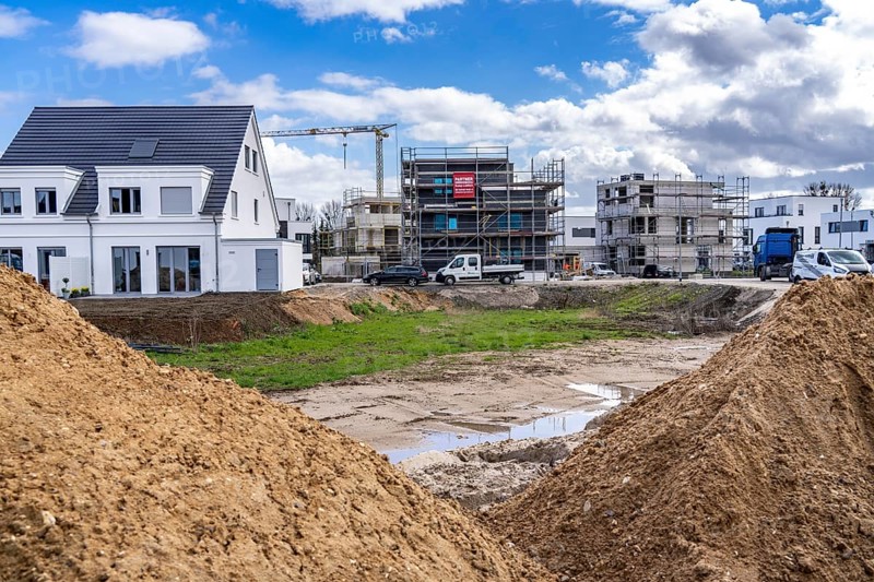 New development district, around 140 detached and semi-detached villas being built in the south of Duisburg, various property developers, still undeveloped land, shells, construction work, North Rhine-Westphalia, Germany, Europe