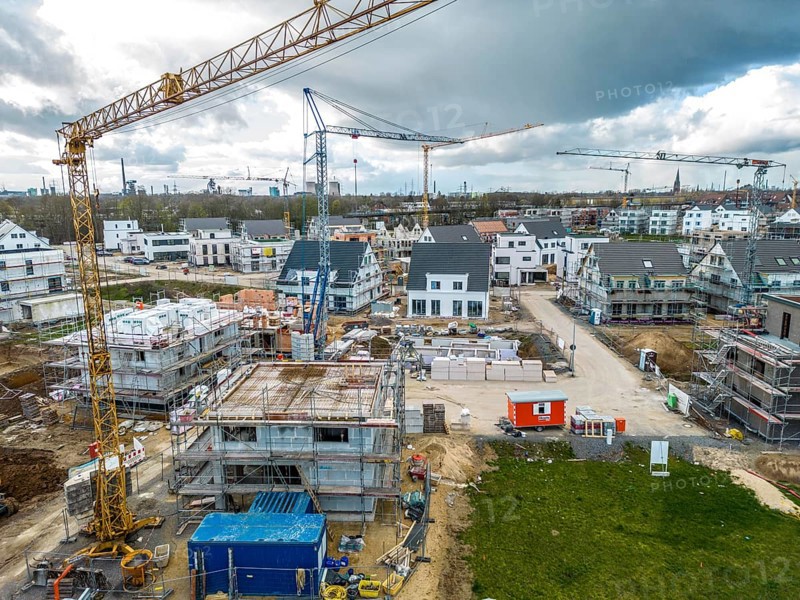 New-build neighbourhood, around 140 detached and semi-detached houses being built in the south of Duisburg, various developers, shells, construction work, North Rhine-Westphalia, Germany, Europe