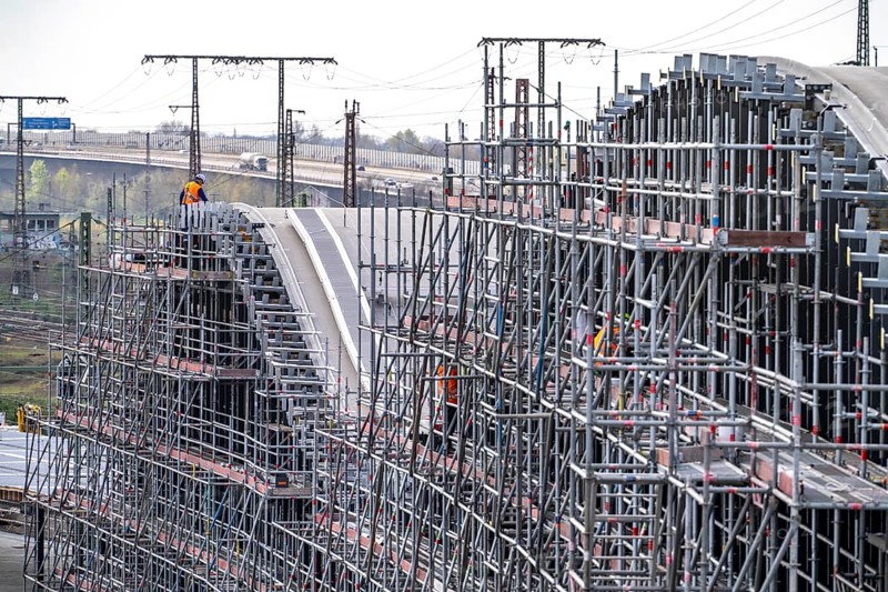 Modernisation of Duisburg Central Station, the platforms of the 13 tracks are being renewed, the old flat roofs are being replaced by corrugated steel and glass roofs, east entrance, the conversion is taking place during ongoing operations, one platform is always closed, the conversion measure should be completed by 2028, Duisburg North Rhine-Westphalia, Germany, Europe