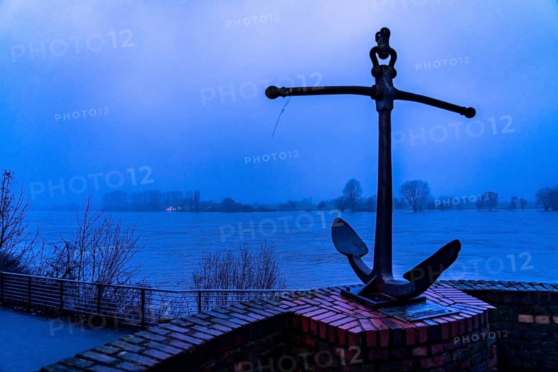 High water on the Rhine at Düsseldorf-Kaiserswerth, foggy weather, riverside paths and Rhine meadows are partly flooded, the Rhine ferry has stopped operating, initial restrictions on shipping apply, Düsseldorf, North Rhine-Westphalia, Germany, Europe