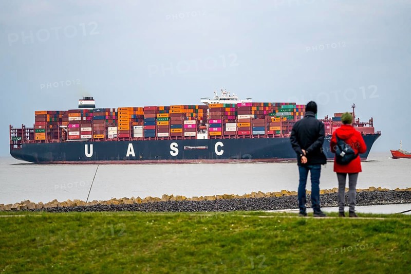 Container freighter UASC AL NASRIYAH, flying the flag of the Marshall Islands, in the Elbe estuary, Cuxhaven, Lower Saxony, Germany, Europe