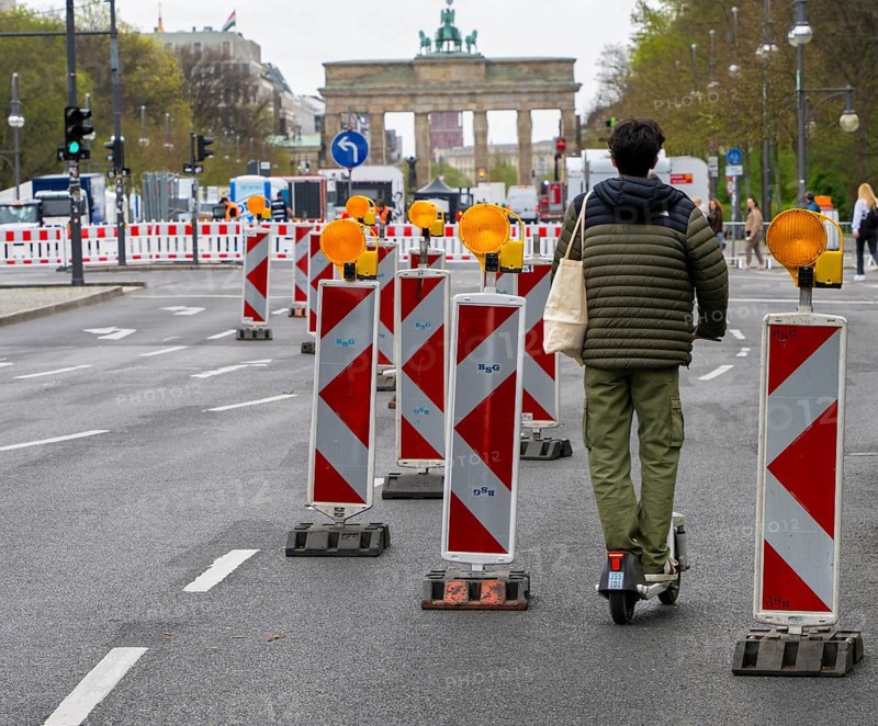 Nissen lights and warning banners, Unter den Linden, Brandenburg Tor, Berlin, Germany, Europe