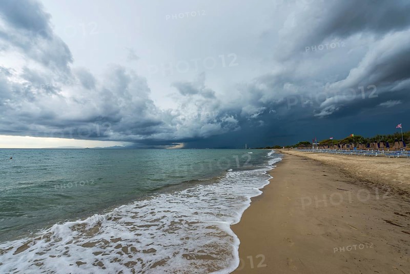 Empty beach, dramatic, gloomy sky, weather, clouds, stormy, thunderstorm, storm, coast, Mediterranean, Mediterranean, crisis, rainy weather, tourism, Follonica, Tuscany, Italy, Europe