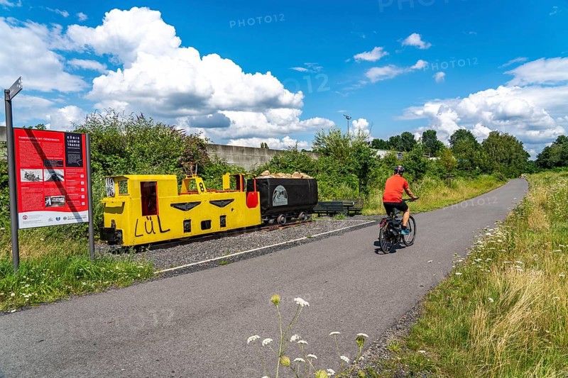 The König-Ludwig-Trasse in Recklinghausen, cycle and footpath on a former railway line between Castrop-Rauxel and Recklinghausen, which connected the König Ludwig I/II and IV/V collieries with the coal loading port on the Rhine-Herne Canal in Pöppinghausen