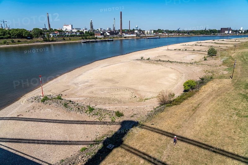 Rhine near Duisburg, extremely low water, Rhine level at 168 cm, falling, after the long drought the right bank of the Rhine is falling, near Duisburg-Neuenkamp, dry, North Rhine-Westphalia, Germany, Europe