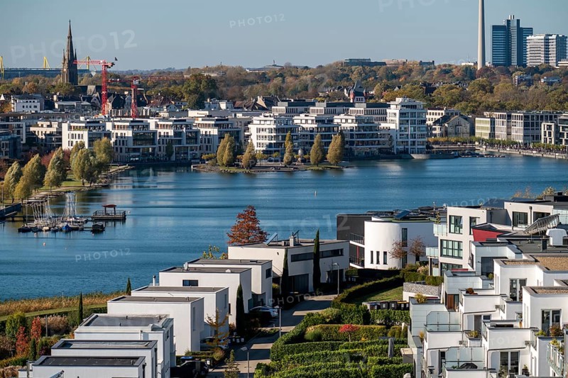 The Phoenix Lake in Dortmund's Hörde district, an artificial lake on the former Phoenix-Ost steelworks site, residential development, local recreation area, catering, Dortmund, North Rhine-Westphalia, Germany, Europe
