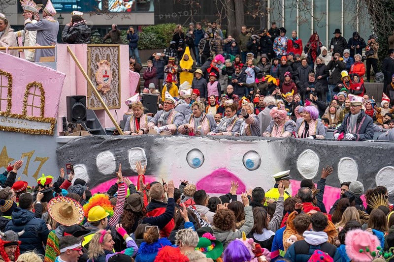 Rose Monday parade in Düsseldorf, themed floats of carnival societies and other participants in the street carnival, North Rhine-Westphalia, Germany, Europe