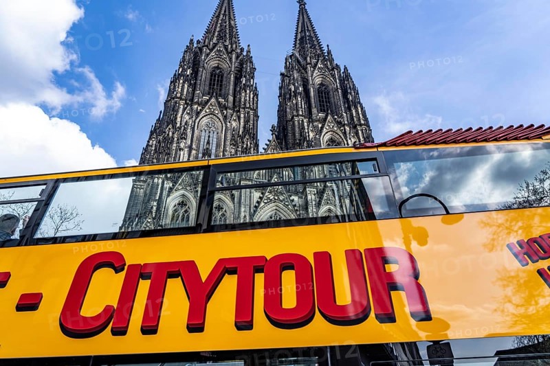 Domplatte, Cologne Cathedral, double-decker bus for city tours, Cologne North Rhine-Westphalia, Germany, Europe