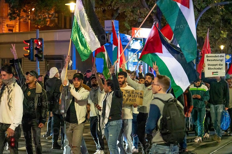Demonstration by pro-Palestinian activists in Duisburg-Hochfeld, around 110 demonstrators marched through the neighbourhood justifying Hamas' attack against Israel, Duisburg, North Rhine-Westphalia, Germany, Europe
