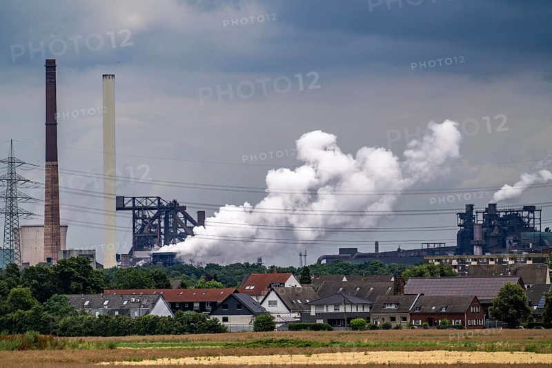 Hüttenwerke Krupp-Mannesmann, HKM in Duisburg-Hüttenheim, 2 blast furnaces, coking plant, residential buildings in Duisburg-Mündelheim, extinguishing cloud of the coking plant, North Rhine-Westphalia, Germany, Europe
