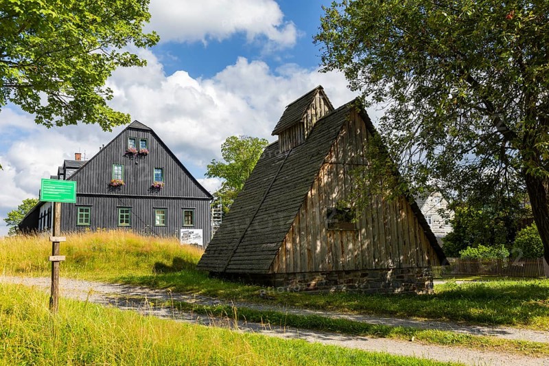 The Fundgrube company was one of the largest and most important mining facilities in the Neustädtler mining area. The preserved day buildings include the hat house (1830), the mine forge (1839), the room house, the well house and the powder house (1844) . The wooden hut above the turbine shaft was built as a protective building around 1984. The impact cave is accessible to tourists up to the turbine shaft. Quay/turbine shaft, Schneeberg, Schneeberg, Saxony, Germany, Europe