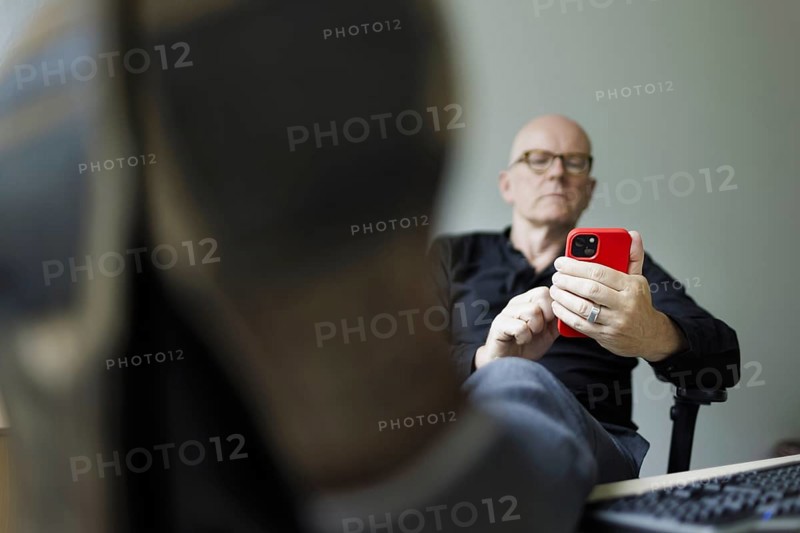 Topic: Man with smartphone in the office, Bonn, 04.07.2024
