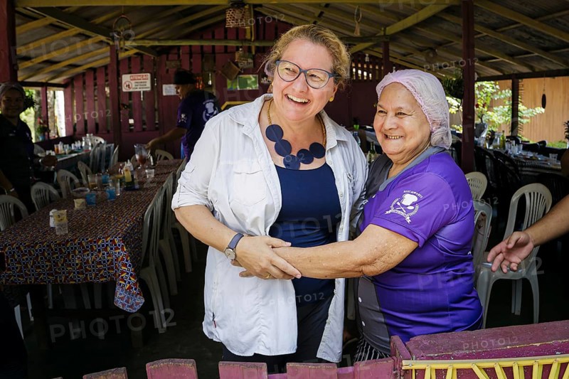 Svenja Schulze (SPD), Federal Minister for Economic Cooperation and Development, visits the community of Jamaraqua in the Tapajos National Forest. Here with employees of a restaurant. Jamaraqua, 20.07.2024. Photographed on behalf of the Federal Ministry for Economic Cooperation and Development