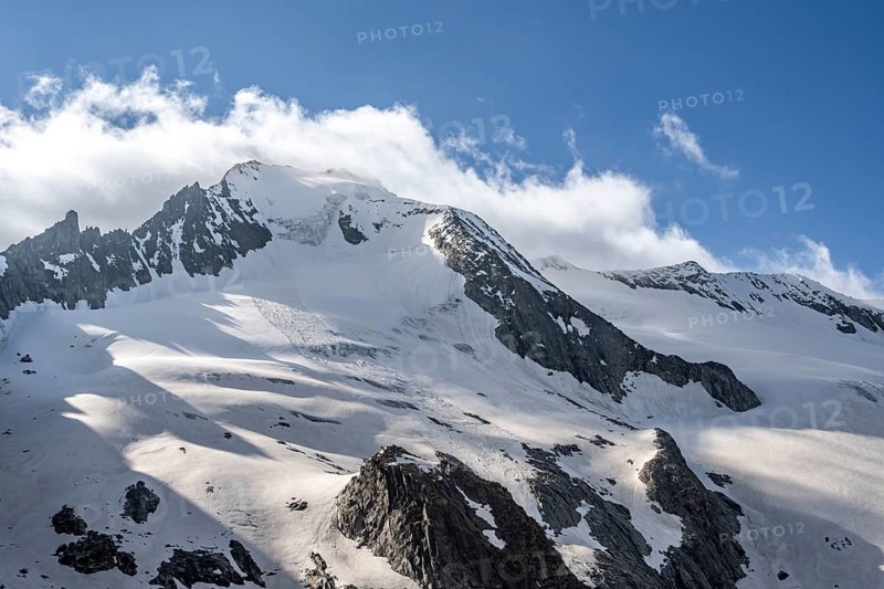 Glaciated mountain peak Großer Möseler, glacier Furtschaglkees, Berliner Höhenweg, Zillertal Alps, Tyrol, Austria, Europe