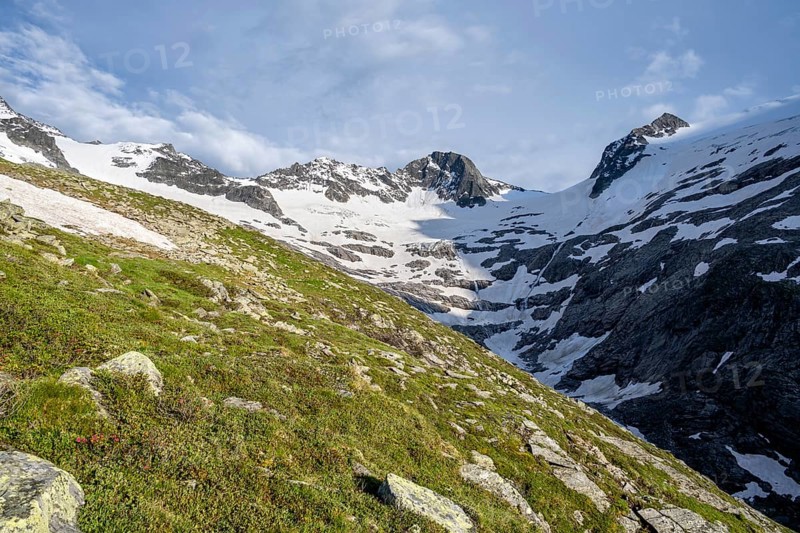 Mountain landscape in the evening light, mountain basin with snow and glacier Floitenkees, summit Westliche and Östliche Floitenspitze, Greizer Hütte, Berliner Höhenweg, Zillertal Alps, Tyrol, Austria, Europe