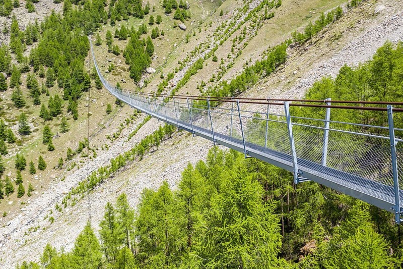 Charles Kuonen suspension bridge, part of hiking trail Europaweg, Matter valley near village Randa, Switzerland, Europe