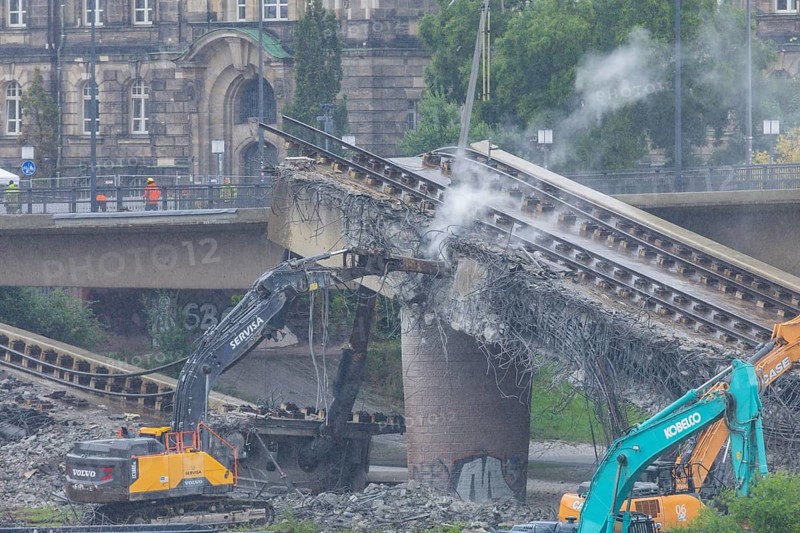 In the early hours of the morning, a section of the Carola Bridge collapsed for unknown reasons. Over a length of around 100 metres, the section on which the trams normally run has collapsed into the Elbe. Partial demolition has begun and around 10 excavators are tearing down the collapsed bridge section to make room for the imminent flooding of the Elbe., Partial collapse of the Carola Bridge in Dresden, Dresden, Saxony, Germany, Europe