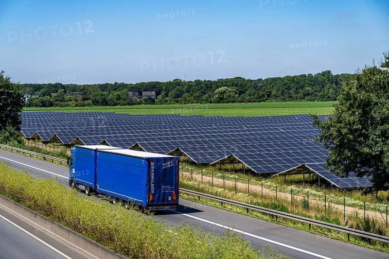 Solar park near Neukirchen-Vluyn, along the A40 motorway, over 10, 000 solar modules spread over 4.2 hectares, generating 6 million kilowatt hours per year, North Rhine-Westphalia, Germany, Europe