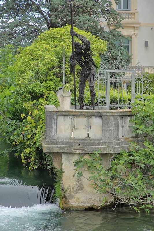 Sculpture Quo Vadis by Raphael Thierry standing on the river La Sorgue, man, raftsman with pole, arms, holding, moving, metal, L'Isle-sur-la-Sorgue, Vaucluse, Provence, France, Europe