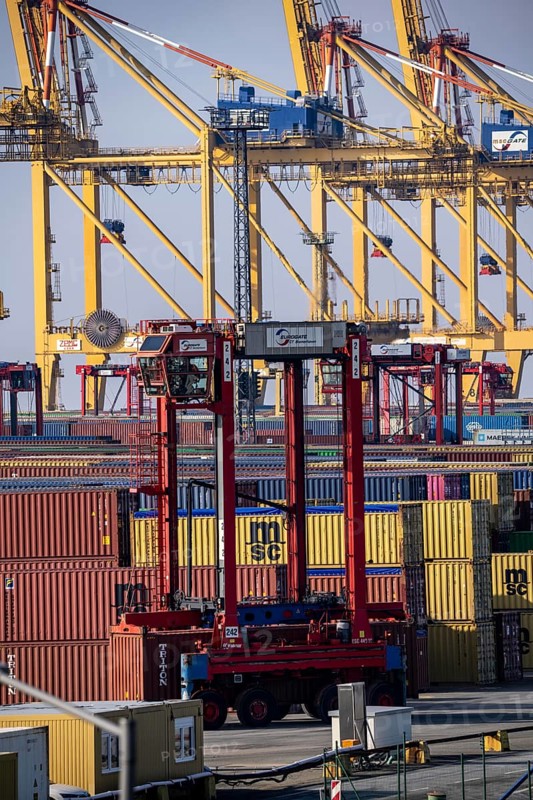 Container terminal in the seaport of Bremerhaven, Eurogate Container Terminal with almost 50 container gantry cranes, cranes, on a length of over 4 KM at the mouth of the Weser, straddle carriers bring the containers to and from the container ships, or store them between, Bremerhaven, Bremen, Germany, Europe
