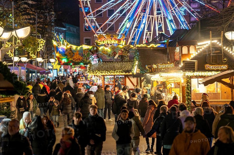 Christmas market in the city centre of Duisburg, Kuhstraße, Königstraße, with Ferris wheel, North Rhine-Westphalia, Germany, Europe