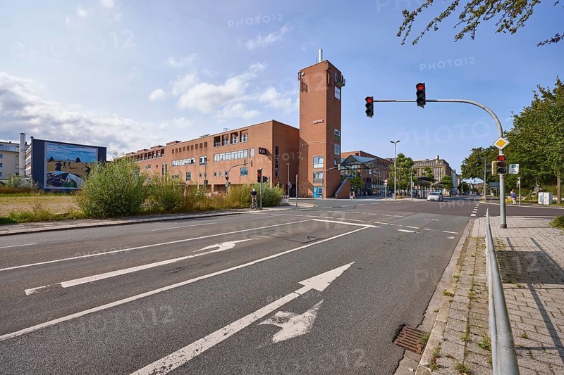 NordseePassage shopping centre, blue sky with cumulus clouds, traffic lights at the intersection of Virchowstraße and Ebertstraße, Wilhelmshaven, independent city, Lower Saxony, Germany, Europe