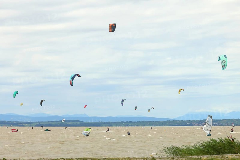 Kitesurfer on the beach of Lake Neusiedl, Podersdorf, Lake Neusiedl National Park, Burgenland, Austria, Europe
