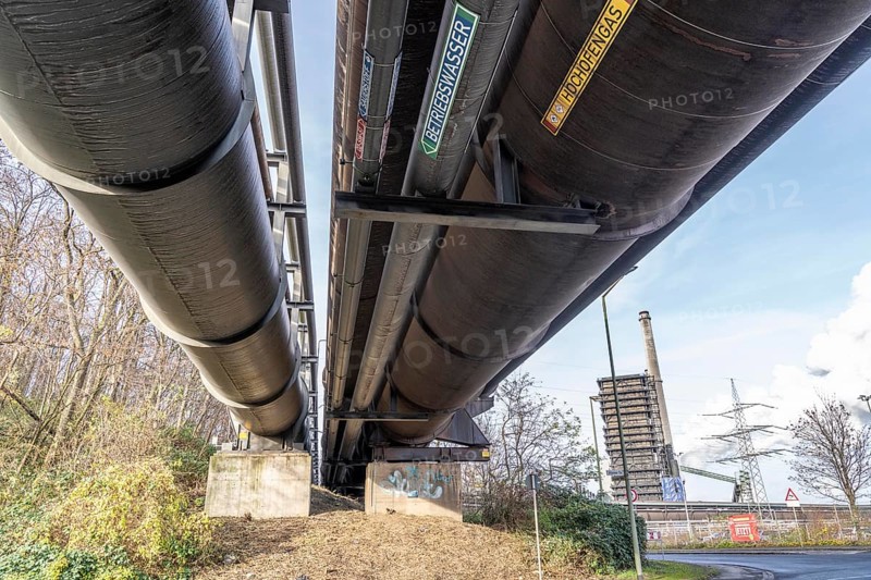 Pipelines for district heating, blast furnace gas, process water, at the Thyssenkrupp Steel site in Duisburg Marxloh, North Rhine-Westphalia, Germany, Europe