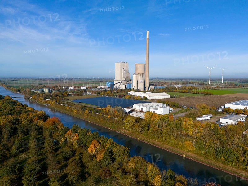A coal-fired power plant in a rural landscape, with wind turbines and a canal along colourful autumnal trees, coal-fired power plant, Mehrum, Peine district, Mittellandkanal, Lower Saxony, Germany, Europe