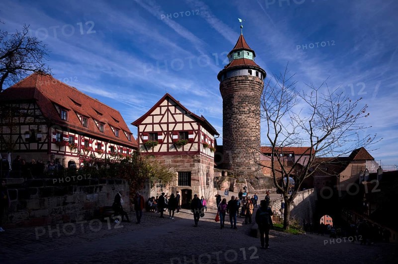 Inner courtyard of the Imperial Castle with Sinwell Tower and Finanzstadel, visitors, tourists, Old Town, Nuremberg, Franconia, Bavaria, Germany, Europe