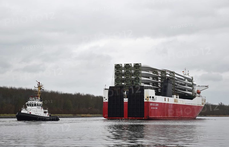 Ro-Ro Cargo ship, cargo ship Super Fast Levante travelling with rotor blades for wind turbines in the Kiel Canal, NOK, Kiel Canal, Schleswig-Holstein, Germany, Europe