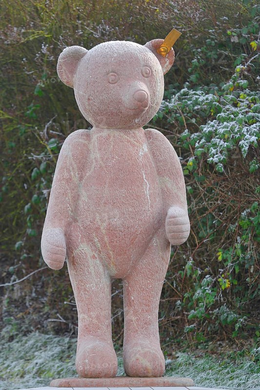 Red Steiff bear figurine, stone sculpture with trademark button in ear, emblem, brand name, inscription, teddy bear, free-standing, Giengen an der Brenz, Swabian Alb, Baden-Württemberg, Germany, Europe