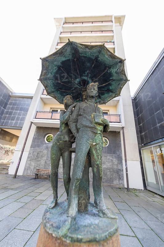 Bronze sculpture Jugendbrunnen by Johann Belz on the Straße der Nationen between tower blocks, Chemnitz, Saxony, Germany, Europe