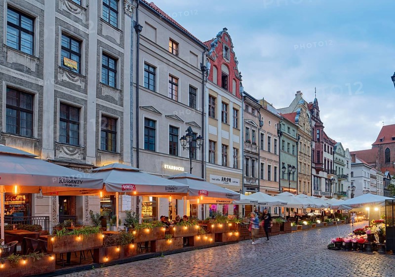 The lights come on in the evening in the restaurants on Chelminska Street in the historic centre of Thorn. The historic city centre of Torun is a UNESCO World Heritage Site. Torun, Kujawsko-Pomorskie, Poland, Europe