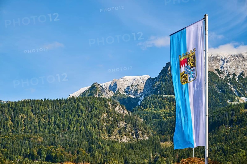 Flag of Bavaria, Mountains in autumn colours, Berchtesgaden Alps, Berchtesgaden National Park, Berchtesgadener Land, Upper Bavaria, Bavaria, Germany, Europe