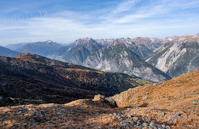 View from the ridge of the Venet to the mountain panorama of the Parzinn Group of the Lechtal Alps, yellow larches in autumn, Venet crossing, Ötztal Alps, Tyrol, Austria, Europe