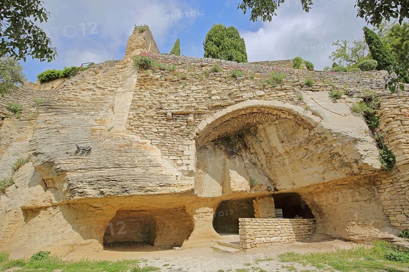 Grotto with cave and geological stone wall, rock face, rocks, mountain village, Gordes, Luberon, Vaucluse, Provence, France, Europe