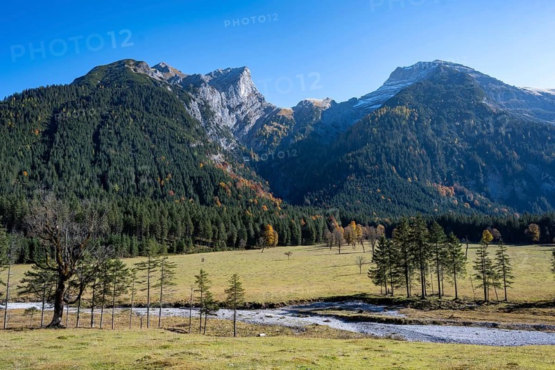 Mountain peaks Sonnjoch and Schaufelspitze, Großer Ahornboden in autumn, Rißtal in the Eng, Tyrol, Austria, Europe